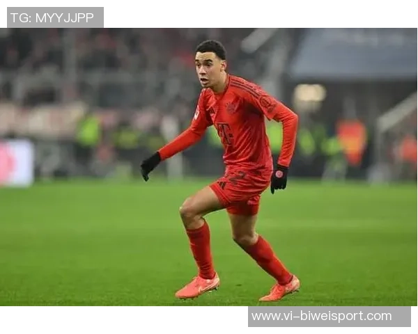 穆西亚拉亲临训练场为队友加油助威并热情签名回馈球迷