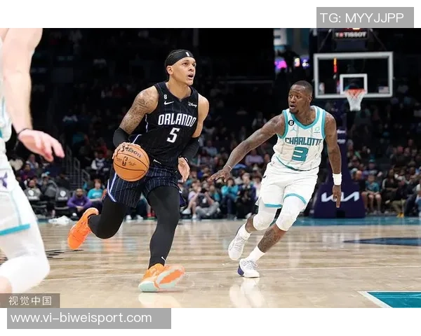 乌布雷与班凯罗体重差异明显却在场上展现顽强对抗精神