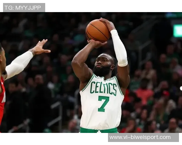 杰伦布朗表现平平18投9中贡献26分8篮板4助攻2抢断罚球命中率尚可